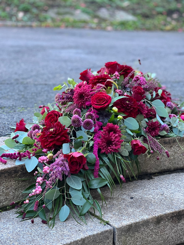 Kistedekorasjon rød toner