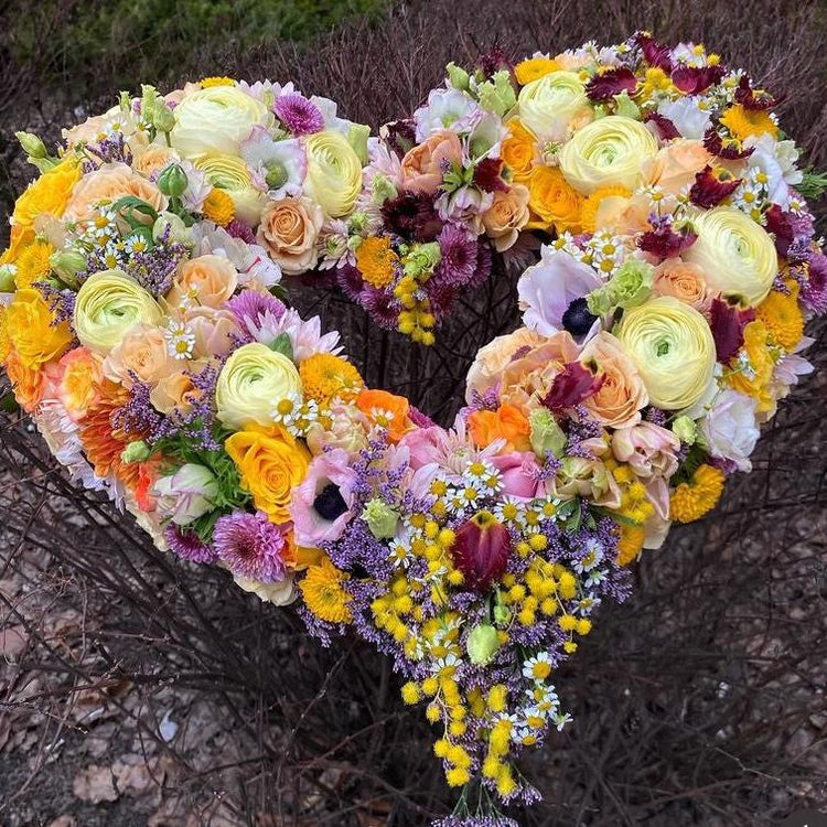 Hjerte åpent sesongens blomster