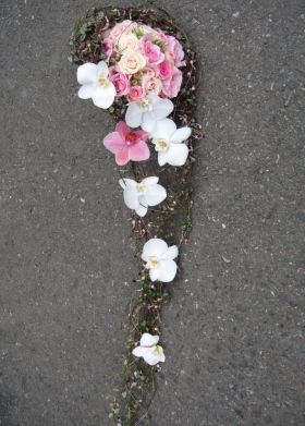Dråpebukett i hvitt og rosa med roser og orkideer 02
