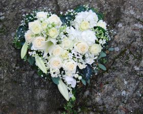 Hjerte - hvitt med liljer, roser og slør