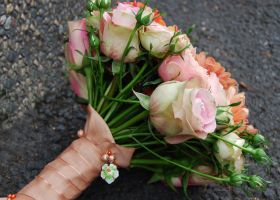 Rund brudebukett - Zinnea og roser i corallfarger 02