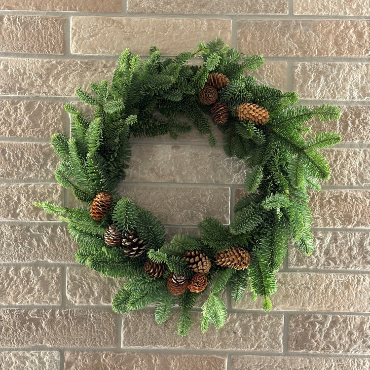 Nobliskrans med kongler