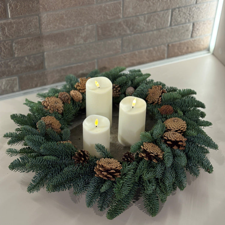 Nobliskrans med kongler