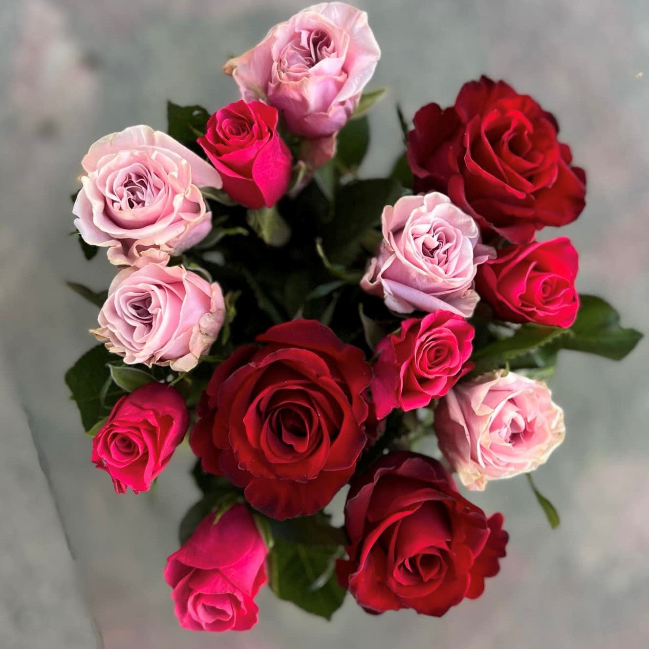 Mix roser med røde roser