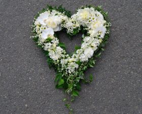 Hjerte - åpent med hvite blomster, orkideer og slør