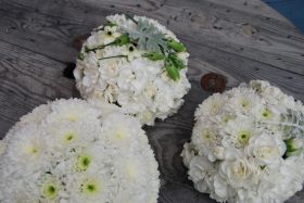 Hvite Blomster Kuler Med Dekor 01