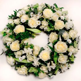 Krans Hvite Roser Og Mix Hvite Blomster
