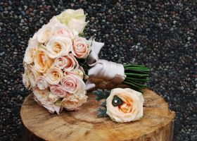 Rund brudebukett med roser og silkebånd 01