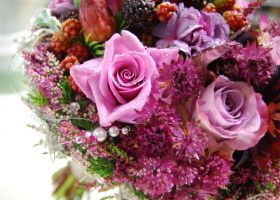Rund brudebukett - høstblomster i lilla og rosa 01