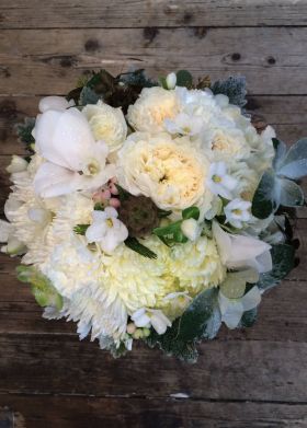 Rund brudebukett - hvitt og gråtoner med St. Paulia blomster