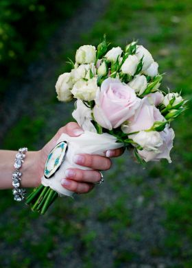 Liten og leken brudebukett med Avalache roser og brosje