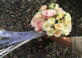 Rund brudebukett med Pastell-Roser og langt bånd
