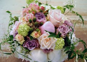 Rund brudebukett - Peoner og roser i pastellfarger