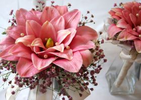 Rund brudebukett - Sydd Lilje med slør i rosatoner 01