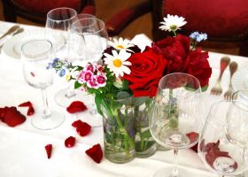 Vase med røde roser og sommerblomster